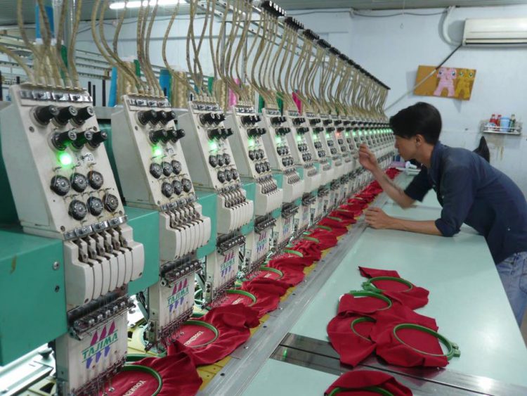 Công Nhân Đứng Máy Thêu Vi Tính Lương Ngày – Xưởng ZoZo 3 Công Nhân Đứng Máy Thêu Vi Tính Lương Ngày – Xưởng ZoZo