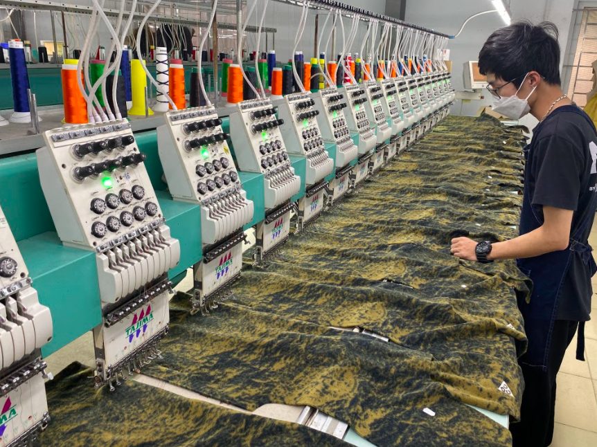 Công Nhân Đứng Máy Thêu Vi Tính Lương Ngày – Xưởng ZoZo 1 Công Nhân Đứng Máy Thêu Vi Tính Lương Ngày