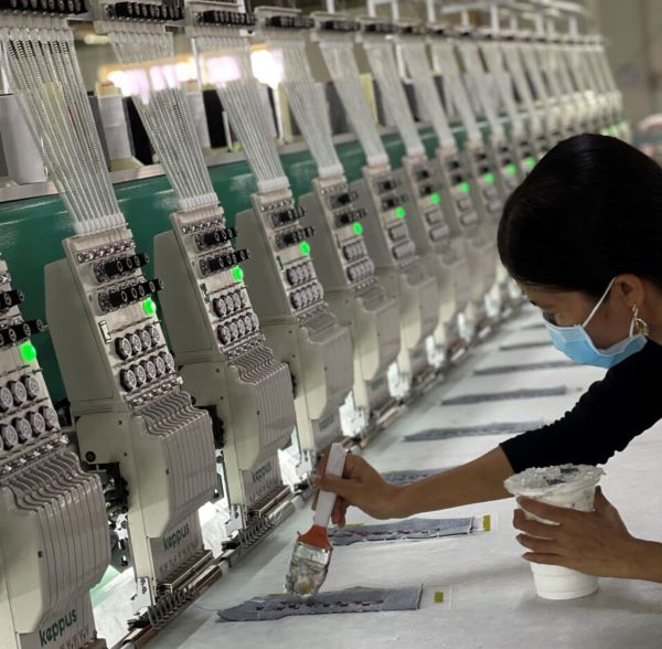 Công Nhân Đứng Máy Thêu Vi Tính Lương Ngày – Xưởng ZoZo 2 Công Nhân Đứng Máy Thêu Vi Tính Lương Ngày – Xưởng ZoZo