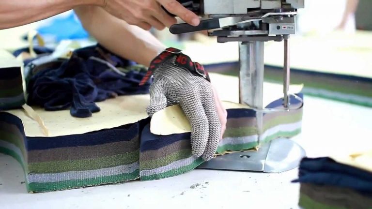 Cắt vải gia công bằng bàn cắt chuyên dụng