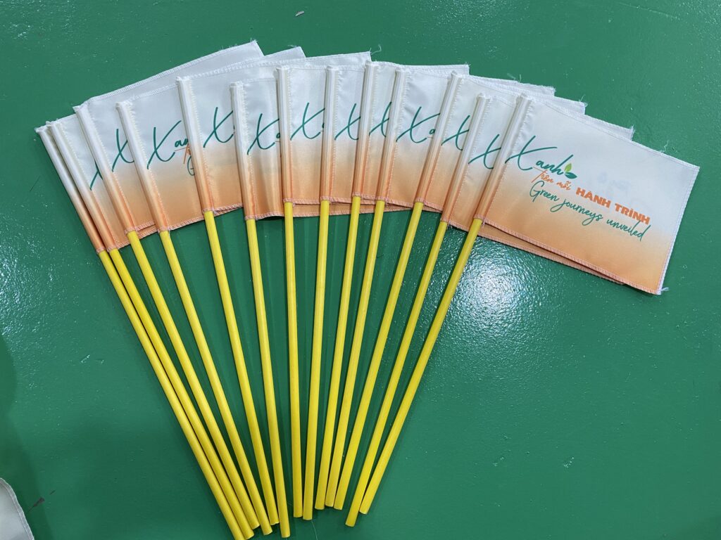 In cờ cầm tay theo yêu cầu